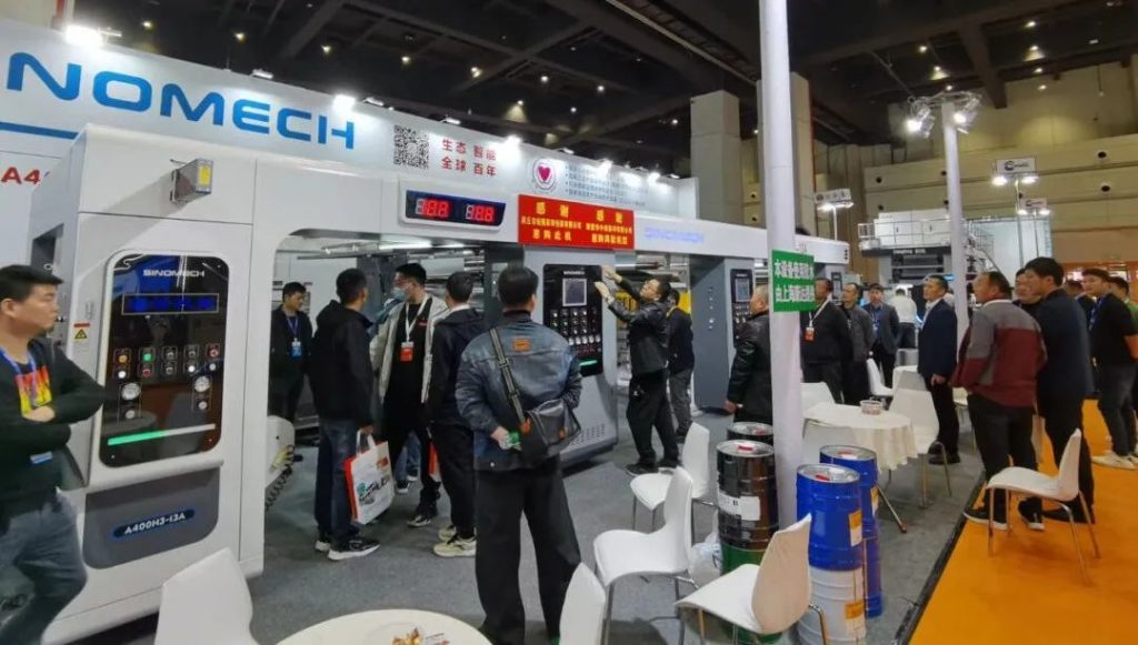 通澤攜帶全球首臺(套)多功能三合一無溶劑復(fù)合平臺機(jī)型亮相鄭州